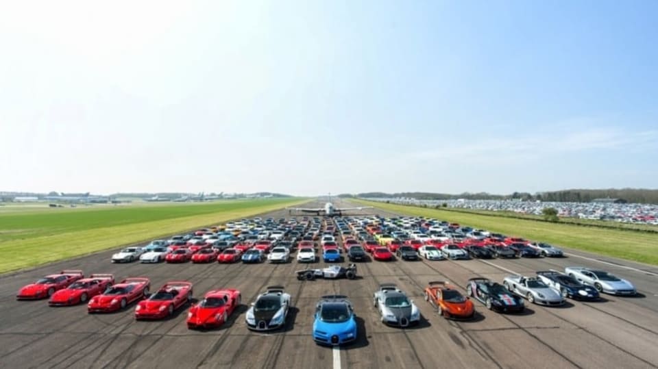 Na tajný sraz supersportů přijelo i Bugatti Chiron